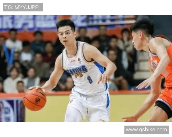 方硕的篮球之路:从青涩少年到赛场明星的成长历程与心路历程